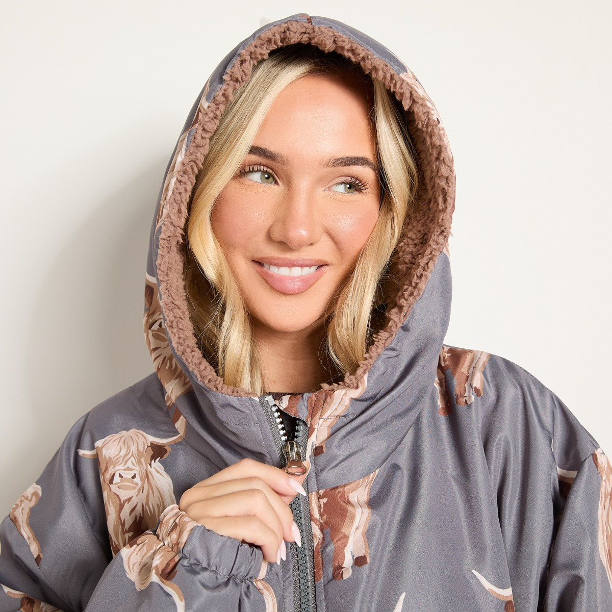 OHS Adults Water Resistant Sherpa Harry the Highland Cow Print Drying Robe - Grey/Brown >