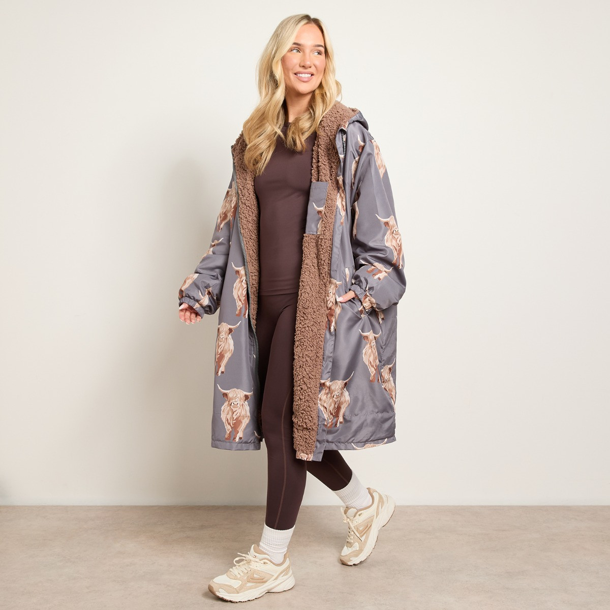 OHS Adults Water Resistant Sherpa Harry the Highland Cow Print Drying Robe - Grey/Brown >