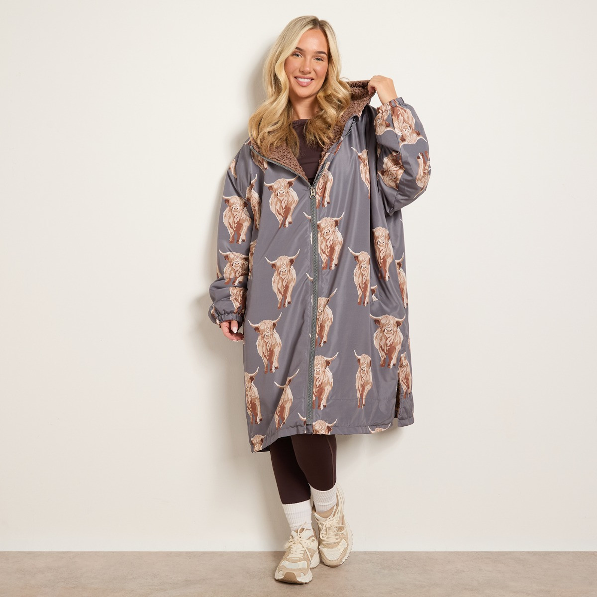 OHS Adults Water Resistant Sherpa Harry the Highland Cow Print Drying Robe - Grey/Brown >