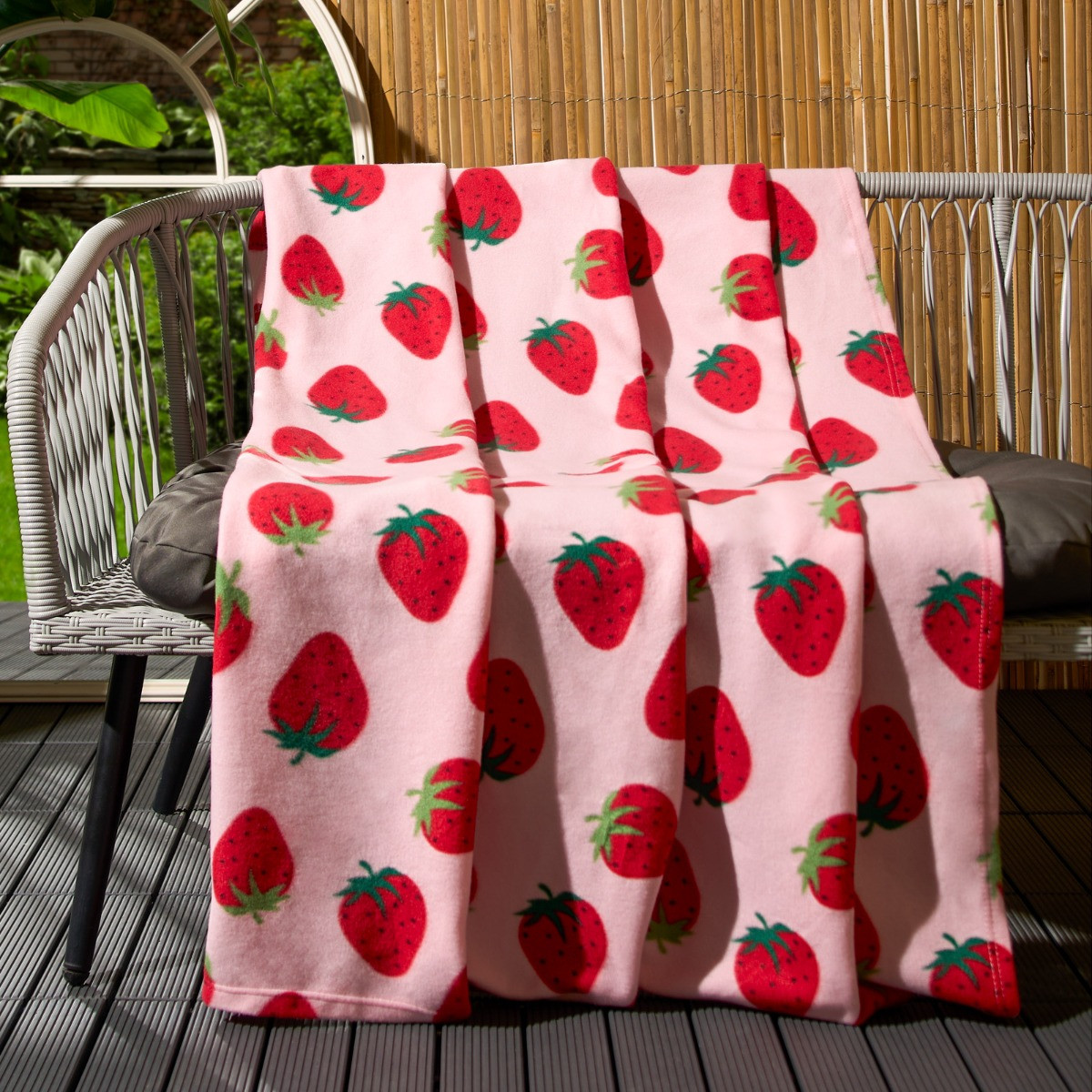 OHS Strawberry Print Fleece Throw - Pink>