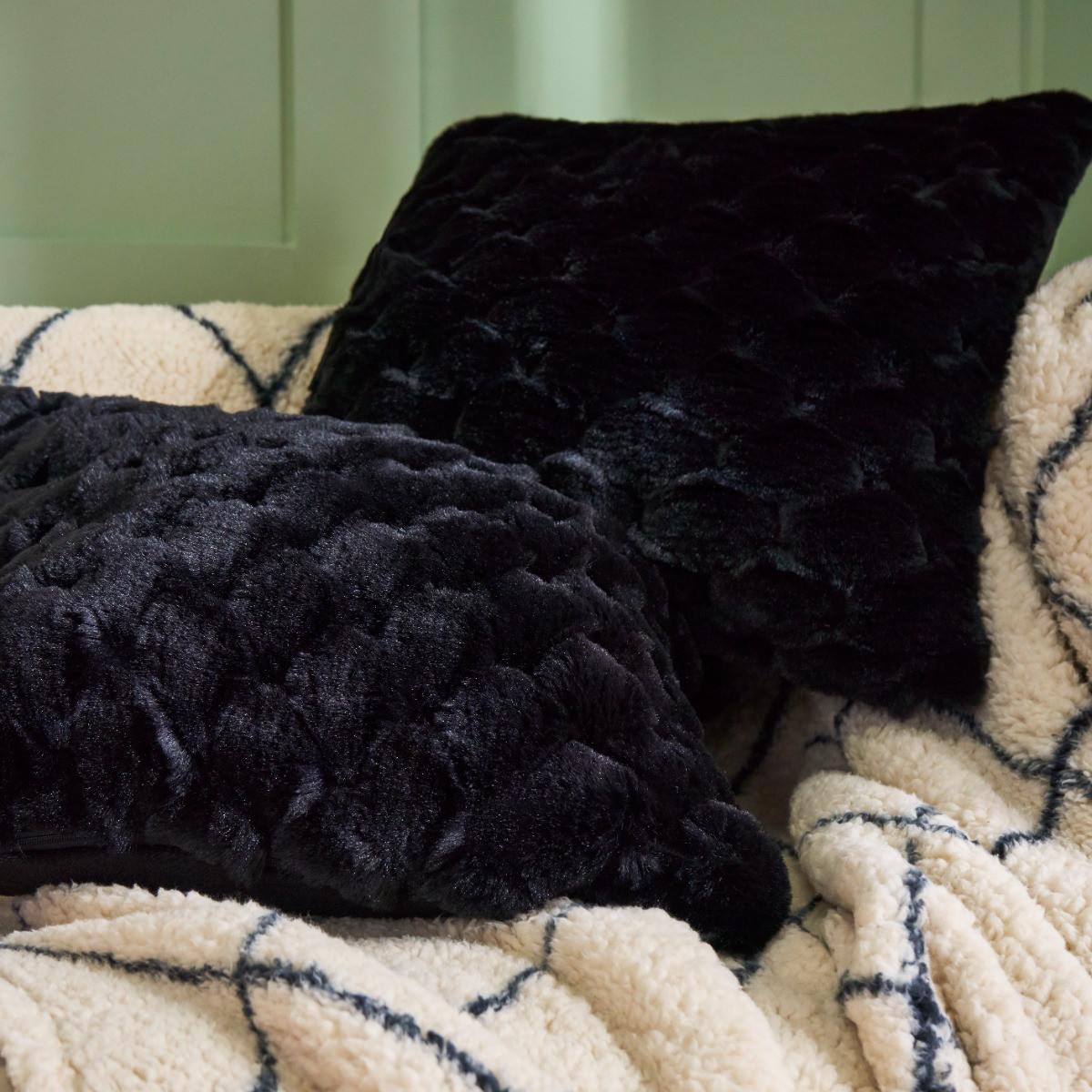 OHS Jumbo Waffle Fur Cushion Cover - Black>