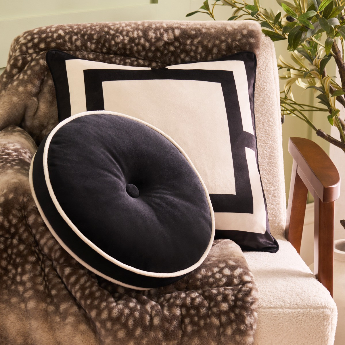 OHS Velvet Round Shaped Cushion, Black/Cream>