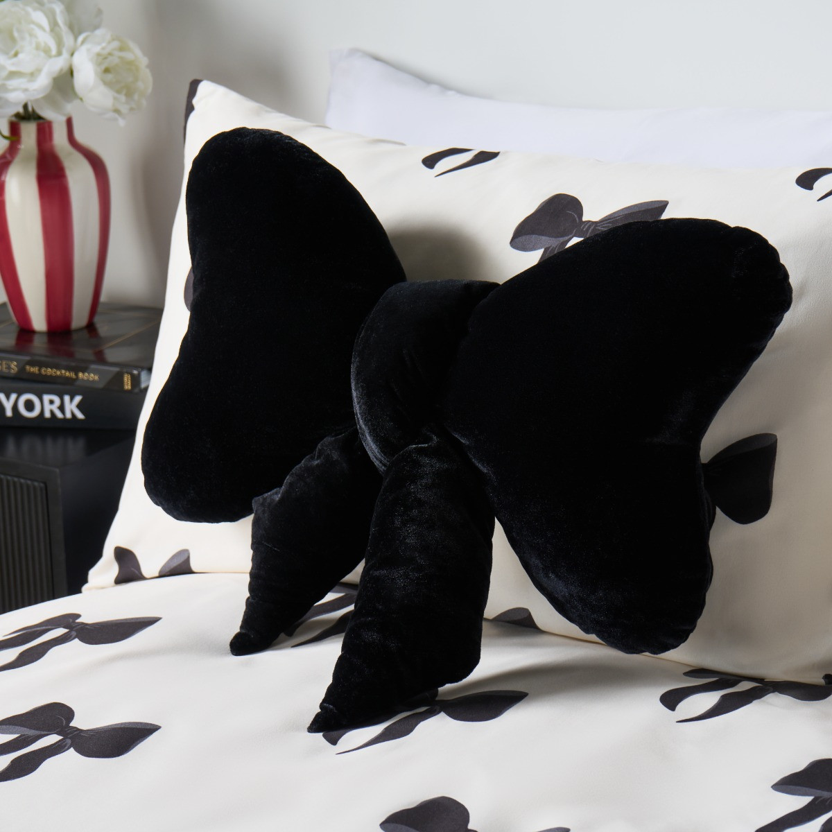 OHS Velvet Bow Shaped Cushion - Black>