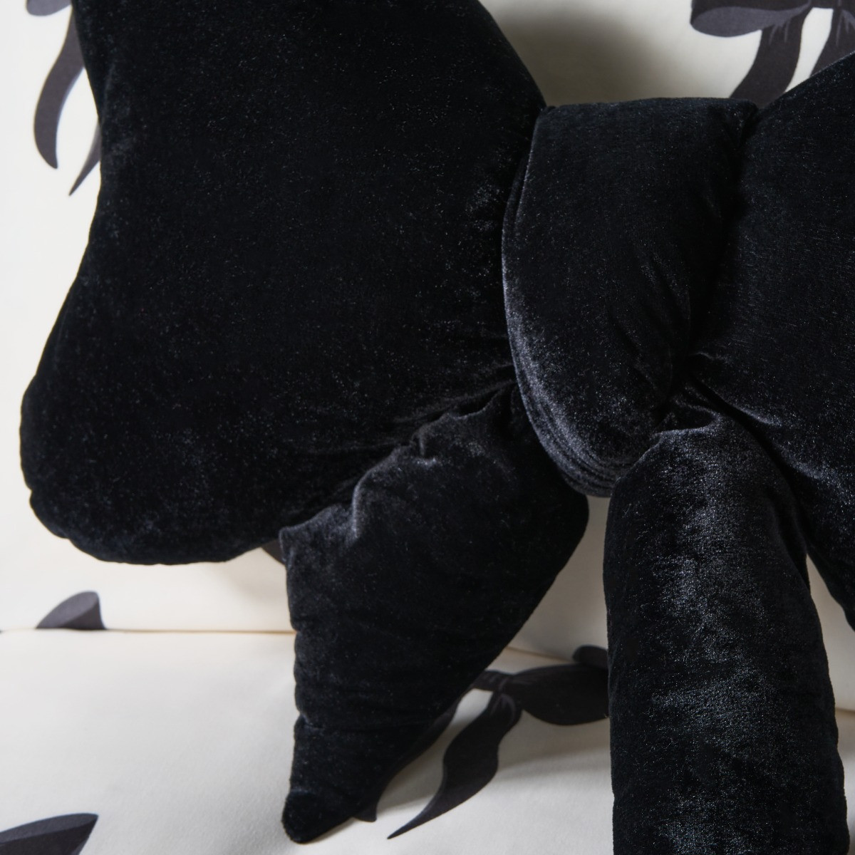 OHS Velvet Bow Shaped Cushion - Black>