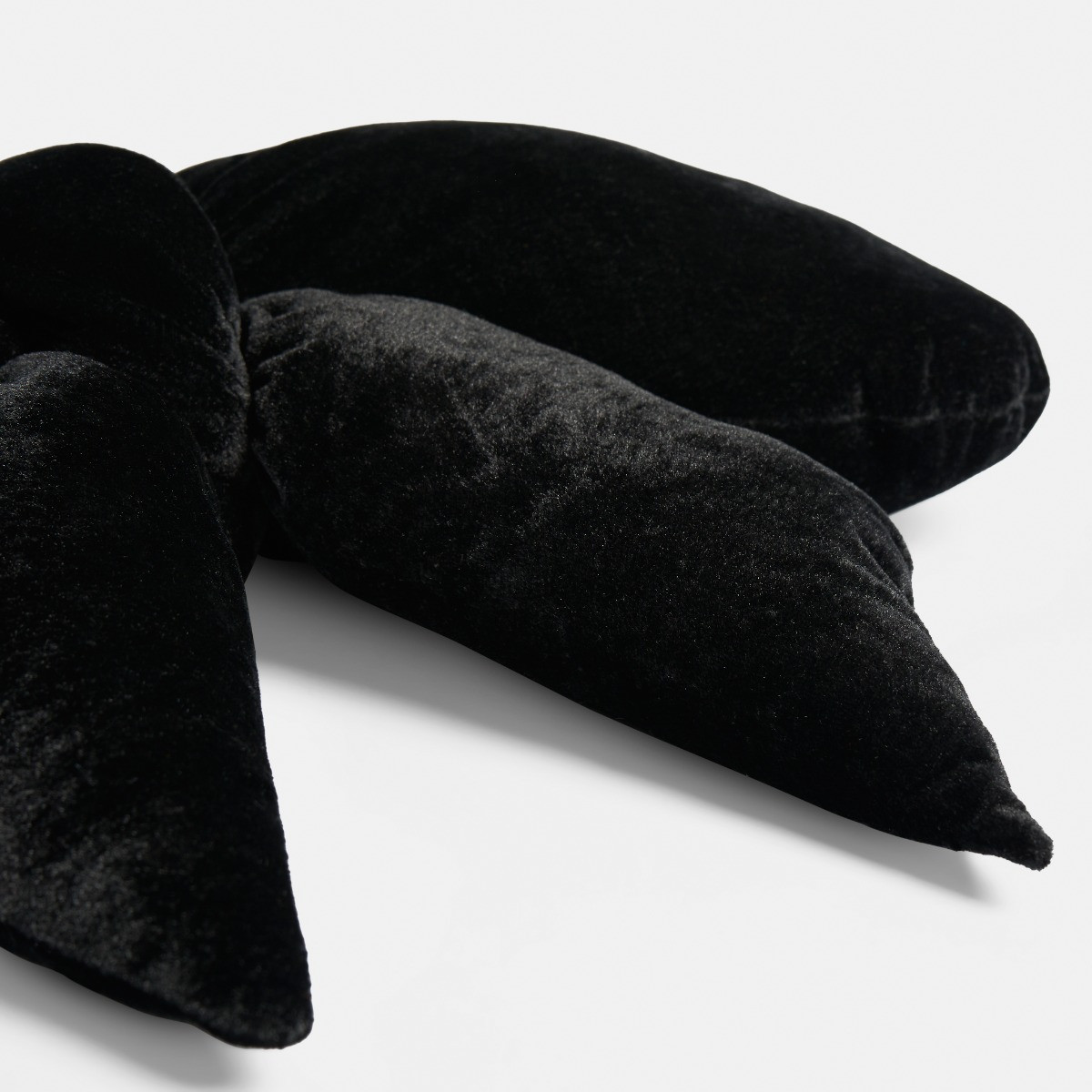 OHS Velvet Bow Shaped Cushion - Black>