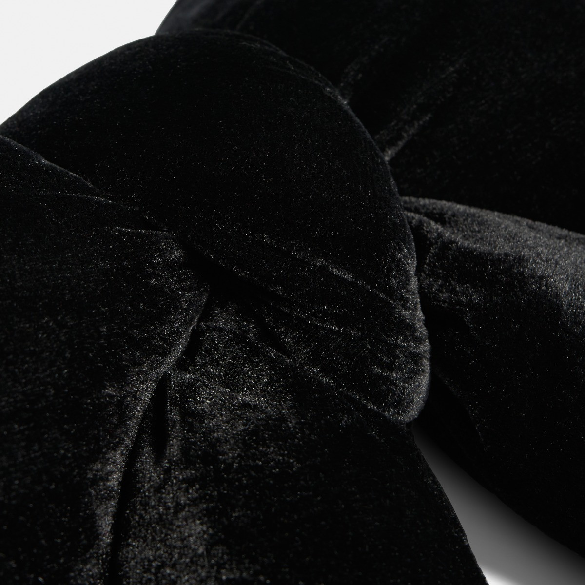 OHS Velvet Bow Shaped Cushion - Black>