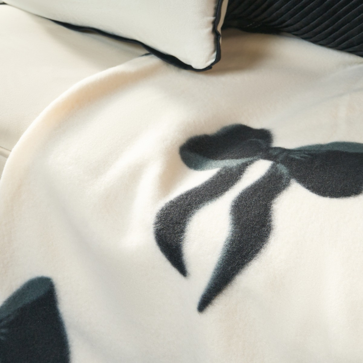OHS Bow Print Fleece Throw - Monochrome>