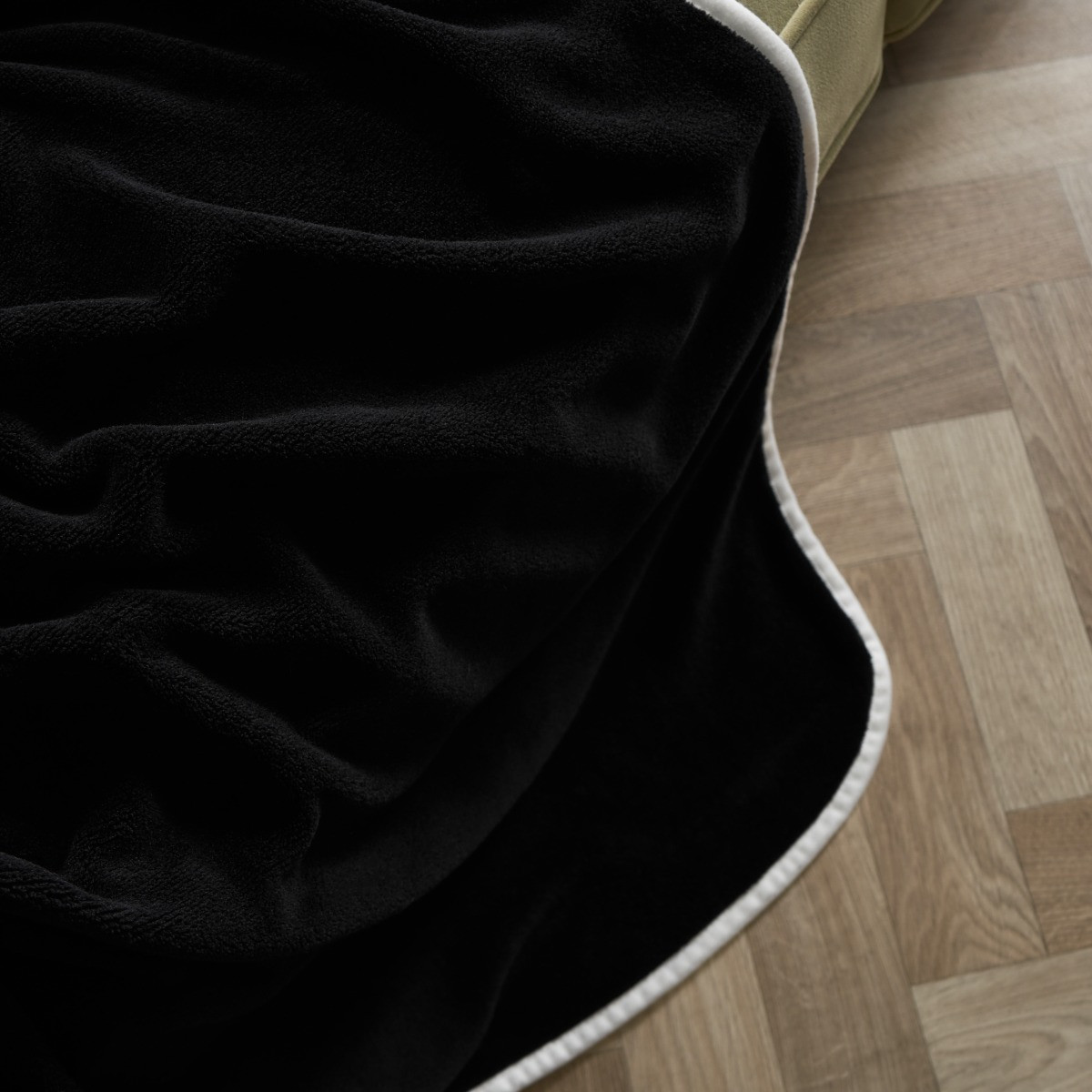 OHS Piped Edge Throw - Black/Cream>