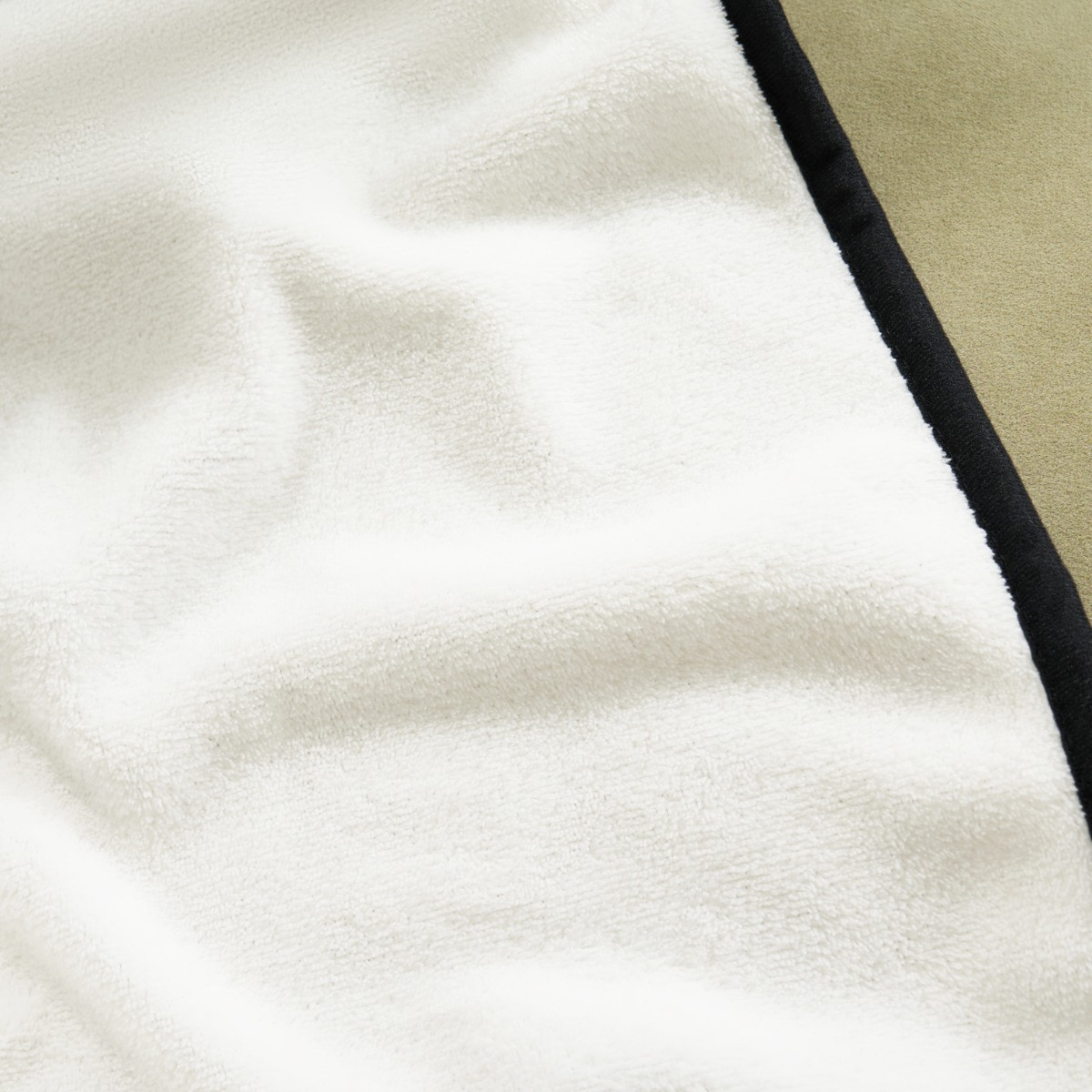 OHS Piped Edge Throw - Cream/ Black>