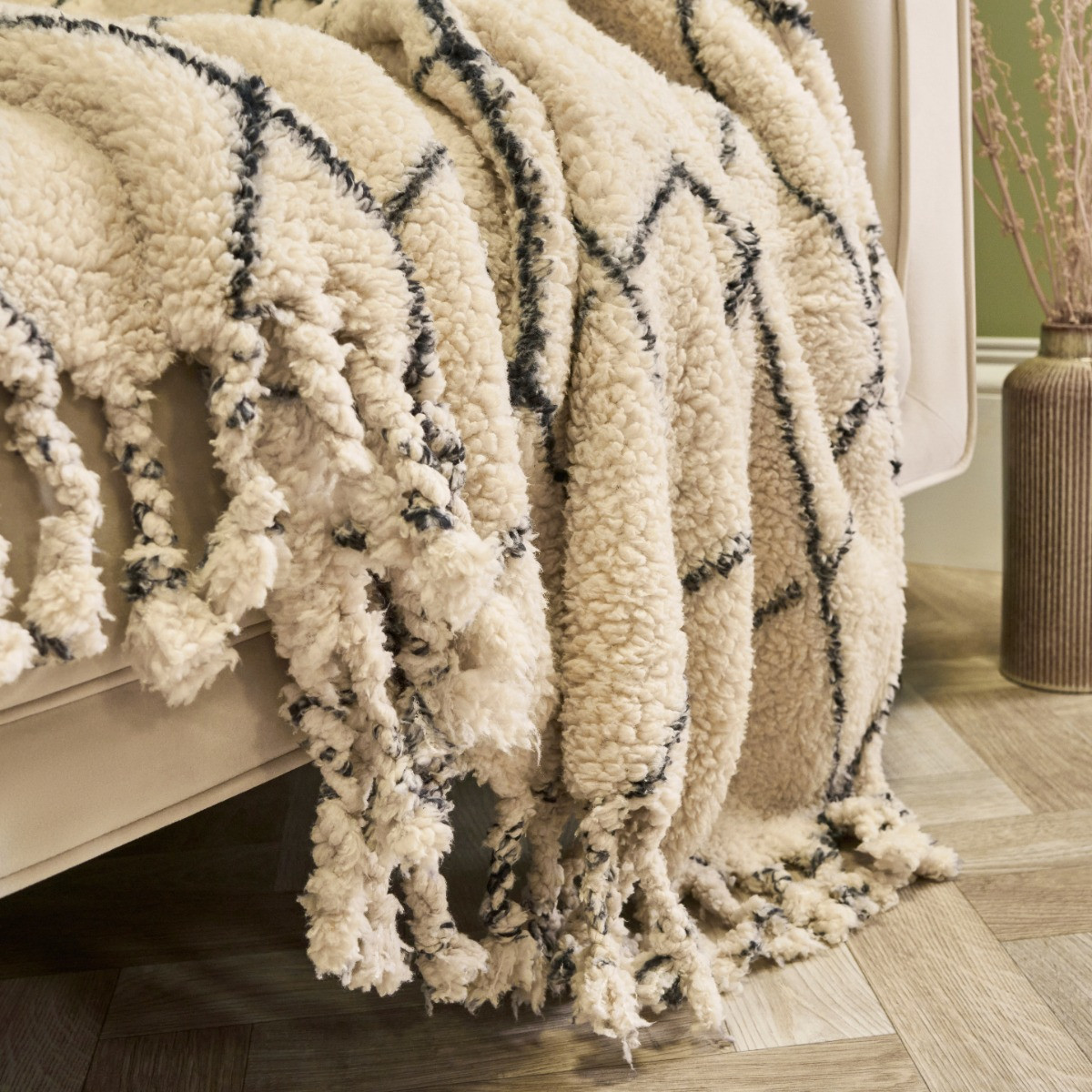 OHS Diamond Tassel Sherpa Throw - Monochrome >