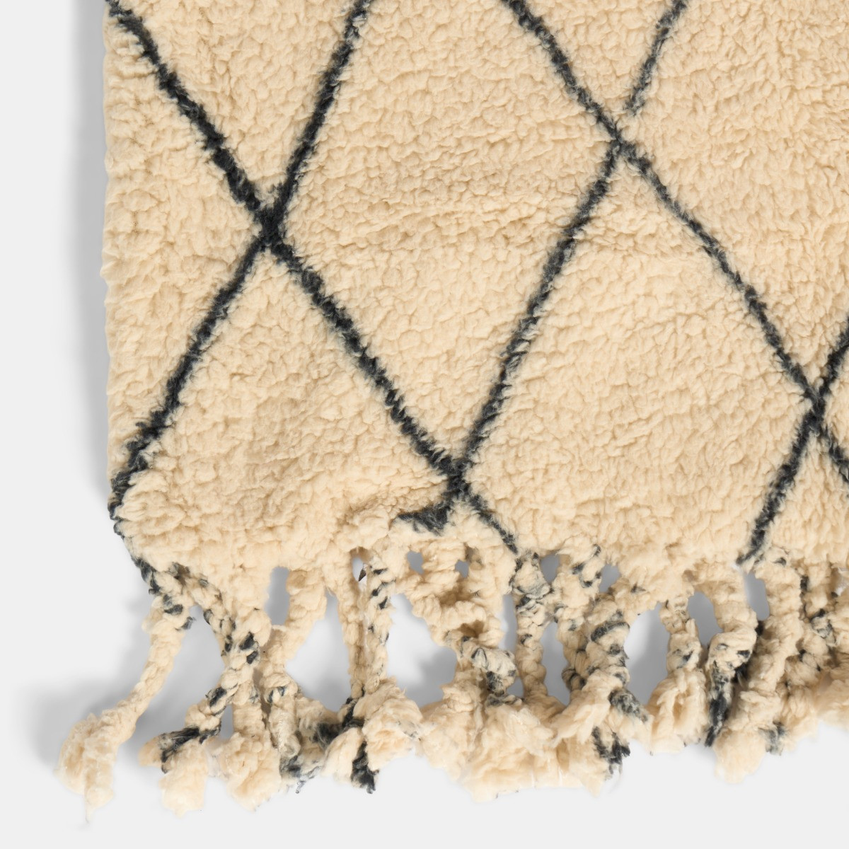 OHS Diamond Tassel Sherpa Throw - Monochrome >