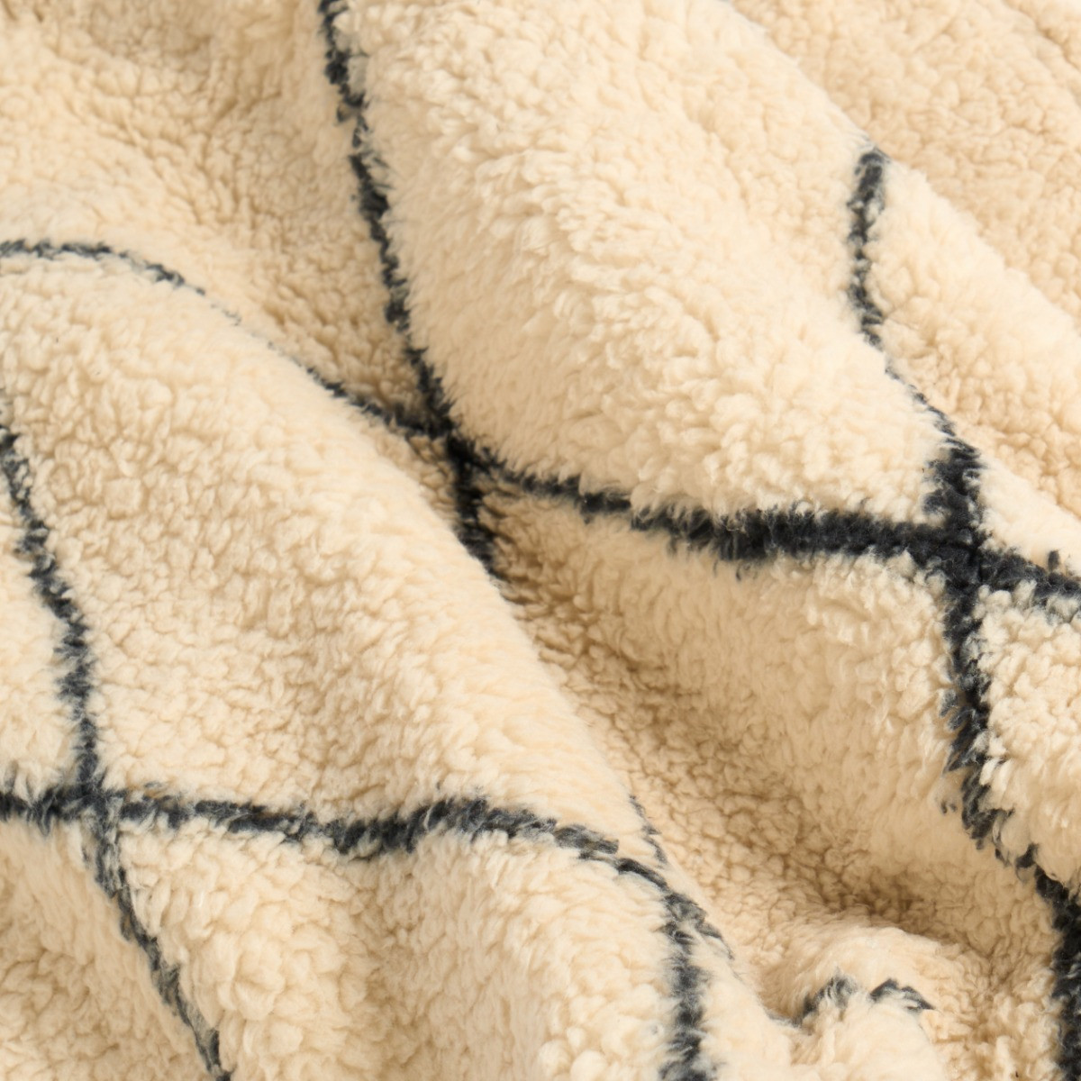 OHS Diamond Tassel Sherpa Throw - Monochrome >