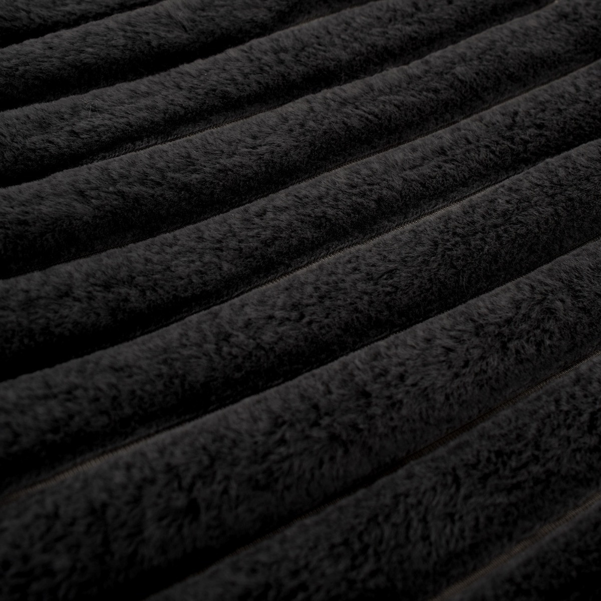 OHS Faux Fur Thick Ribbed Throw, Black - 125 x 150cm>