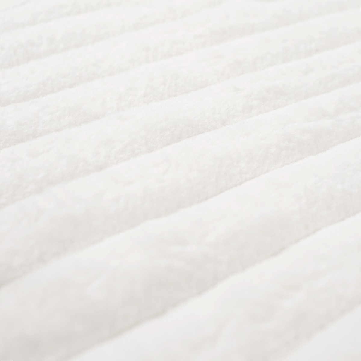 OHS Faux Fur Thick Ribbed Throw, White - 125 x 150cm>