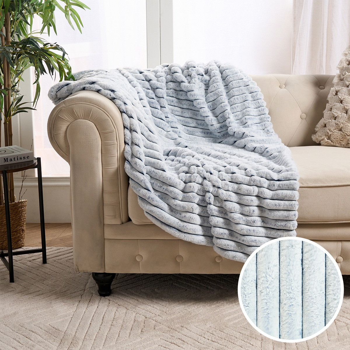 OHS Two Tone Faux Fur Thick Ribbed Throw - Navy/White>