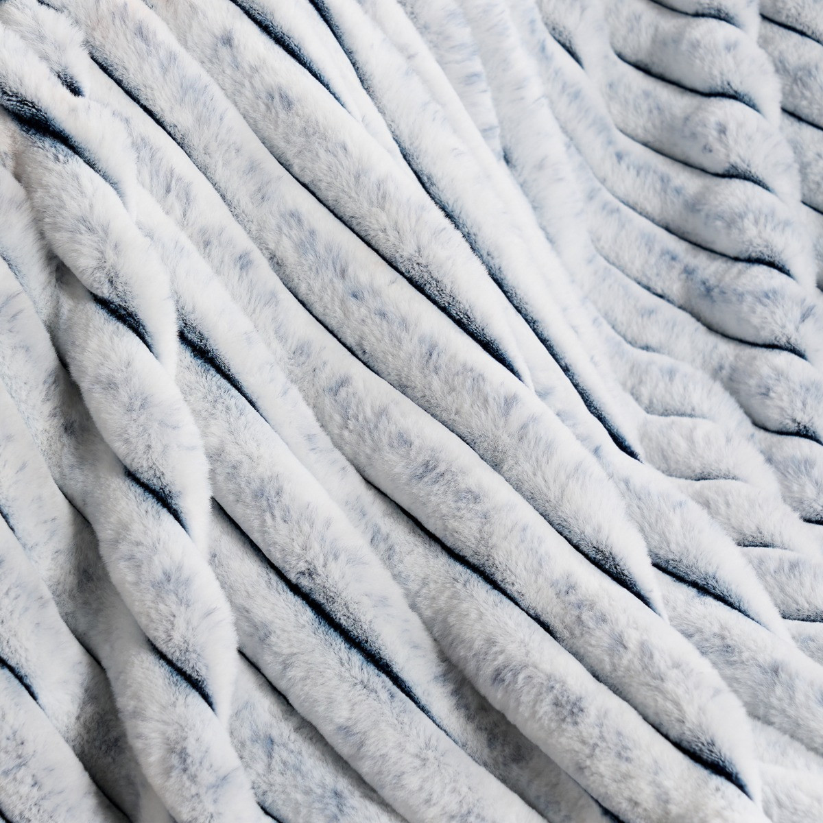 OHS Two Tone Faux Fur Thick Ribbed Throw - Navy/White>
