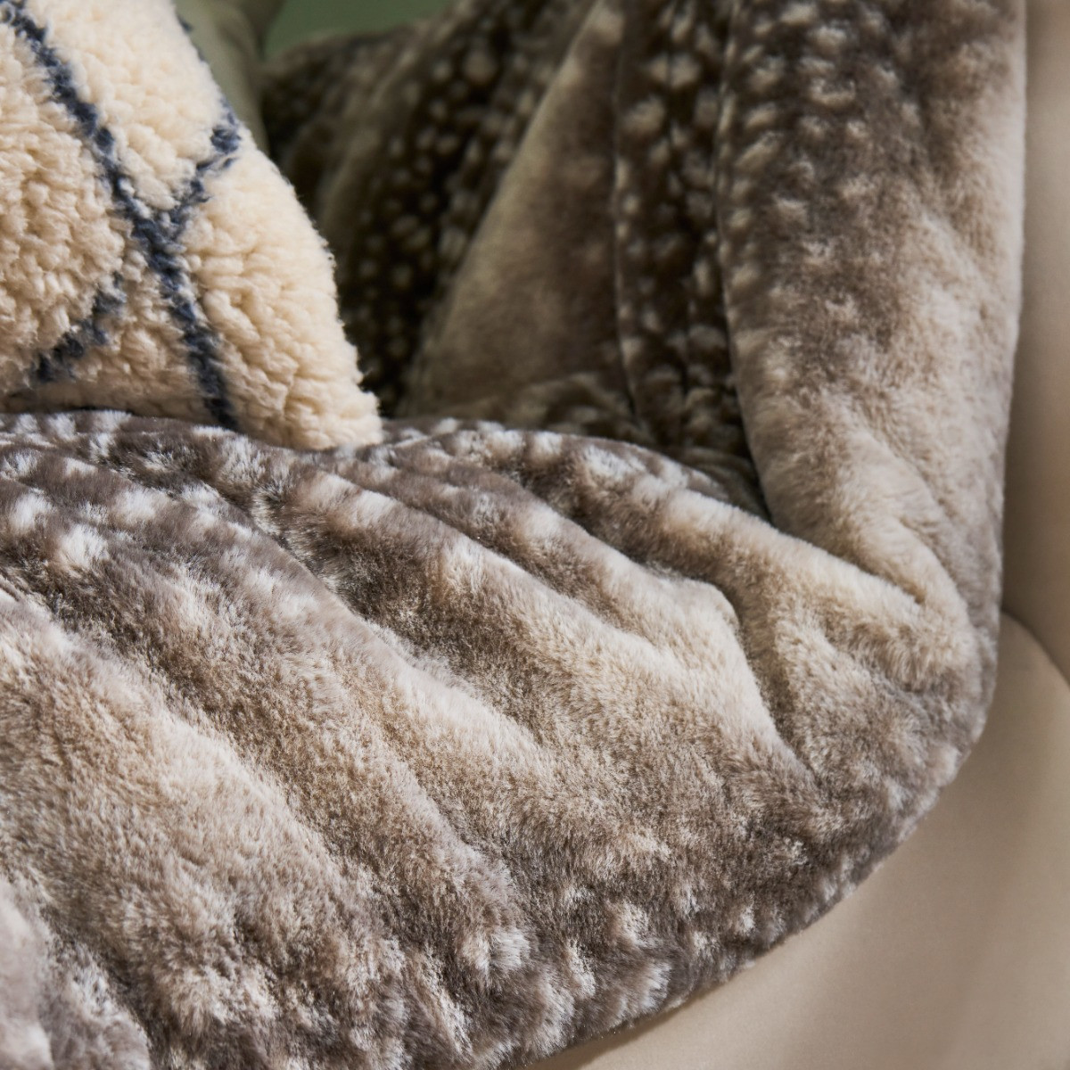 OHS Stripe Fawn Faux Fur Throw Mink/White