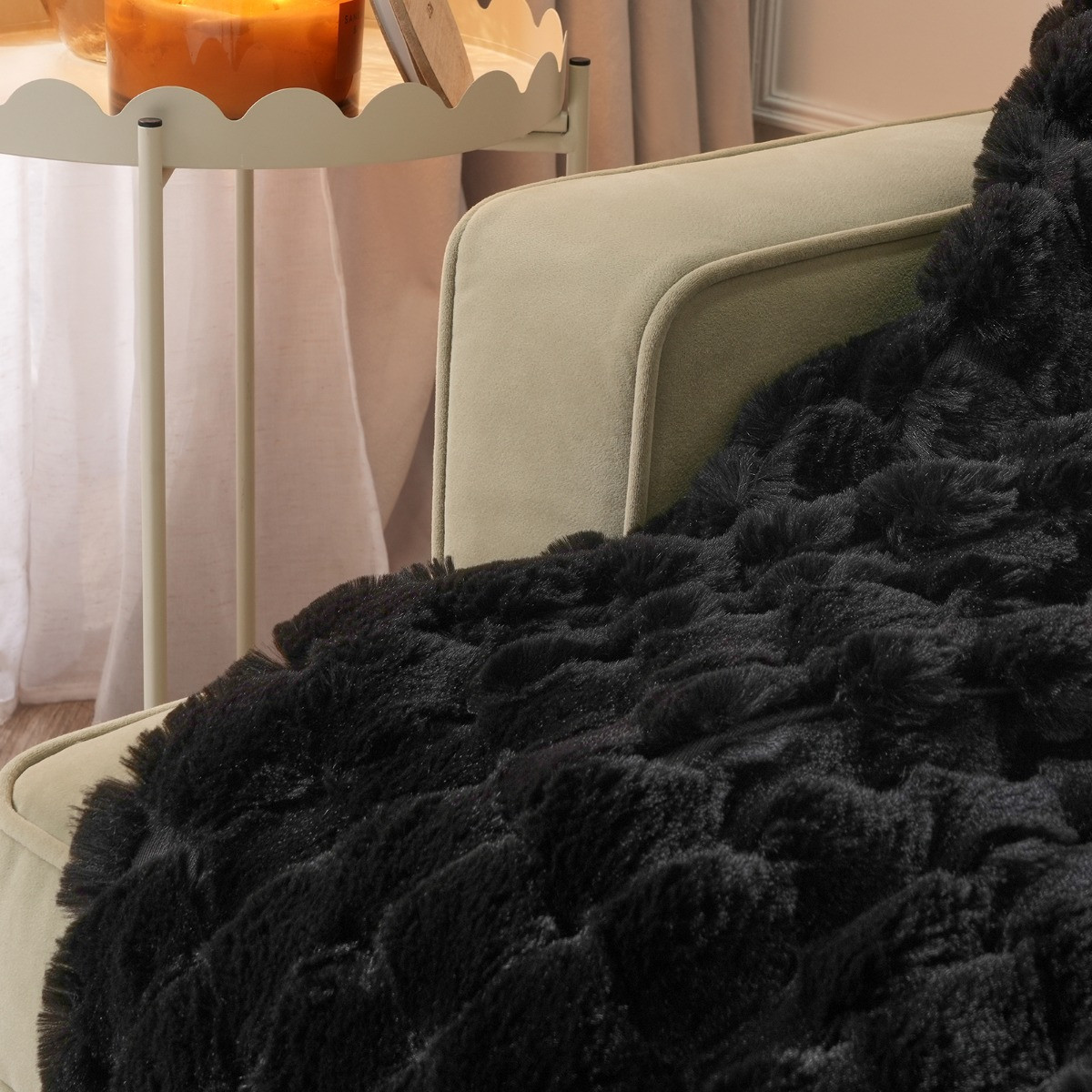 OHS Jumbo Waffle Fur Throw - Black>