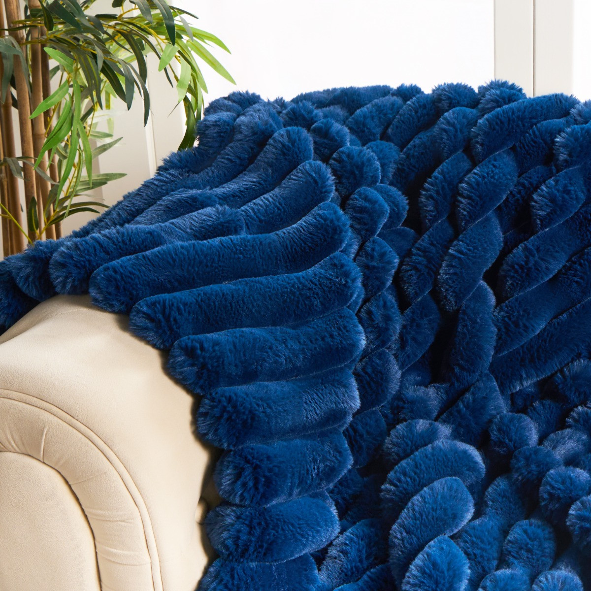 OHS Jumbo Faux Fur Ribbed Throw - Navy>