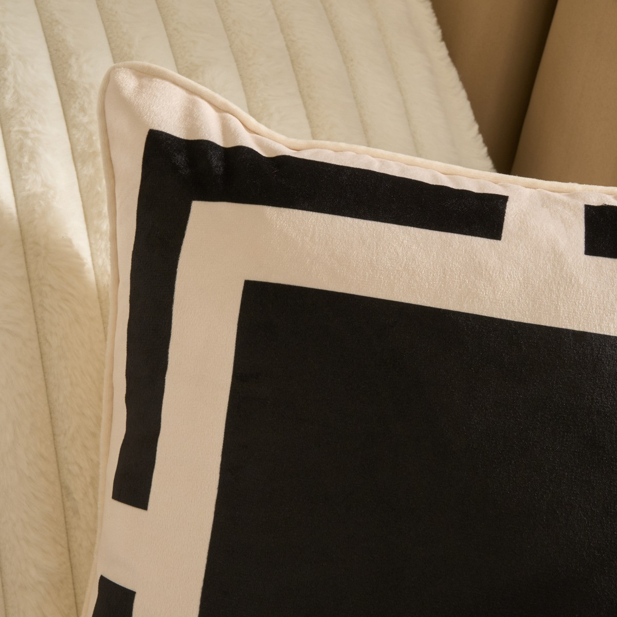 OHS 4 Pack Square Print Cushion Covers with Cushion - Black/White>