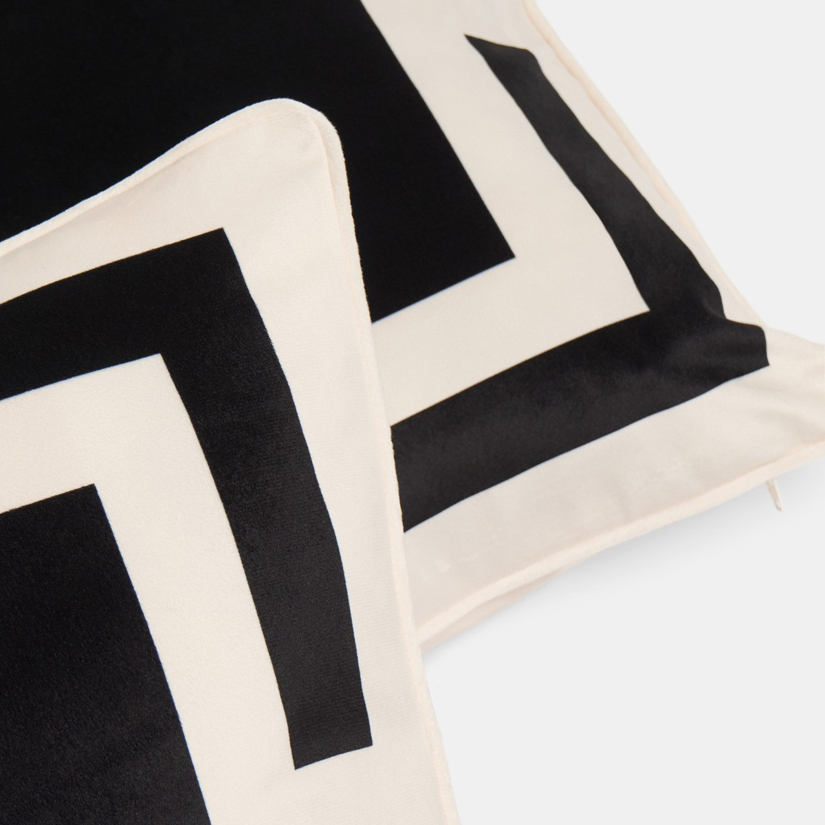 OHS 4 Pack Square Print Cushion Covers with Cushion - Black/White>