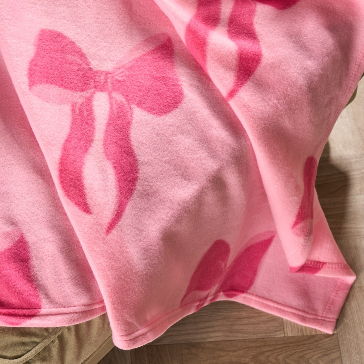  OHS Bow Print Fleece Throw, Pink - 120 x 150cm>