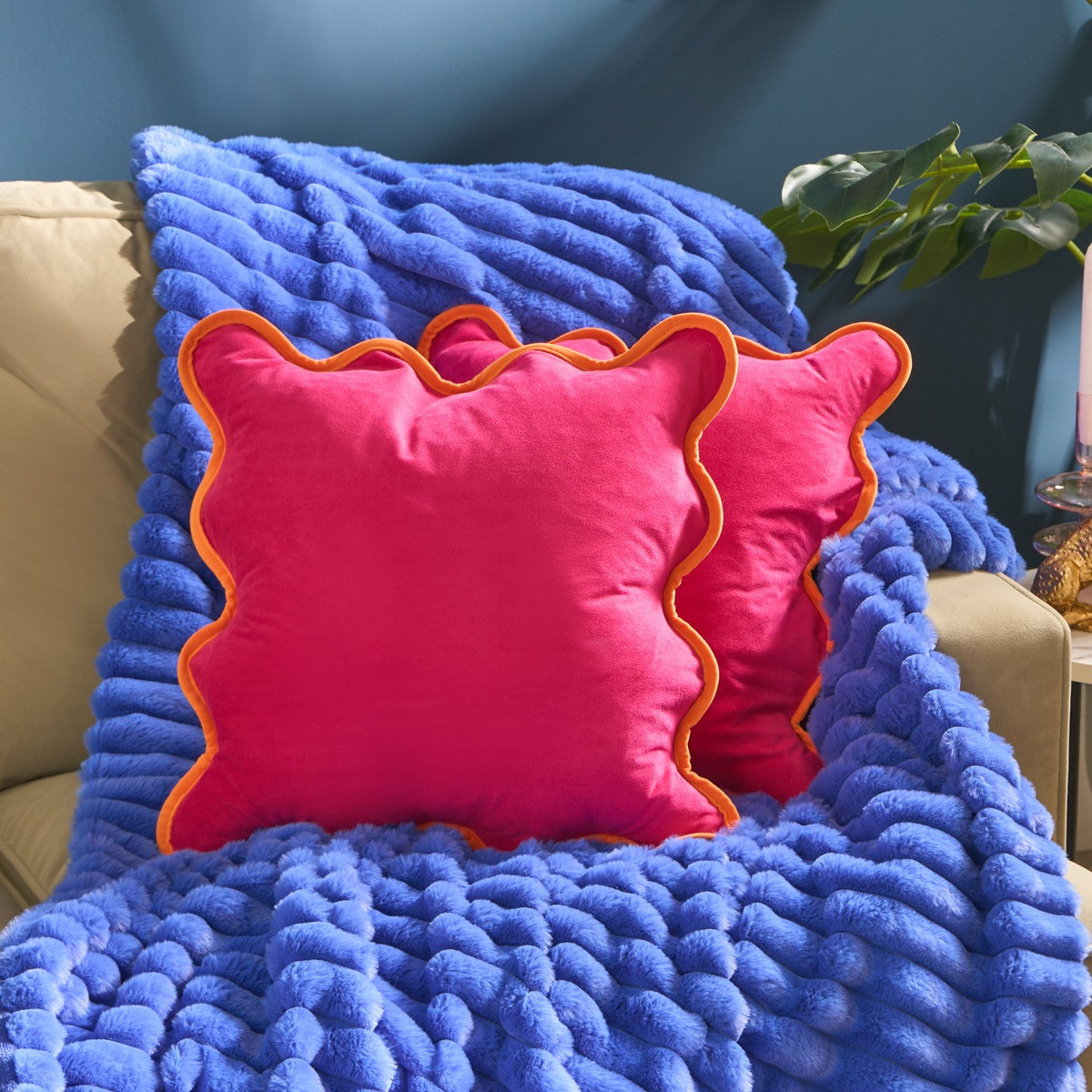 OHS 4 Pack Matte Velvet Scallop Edge Cushion Covers with Cushion - Hot Pink/Orange>