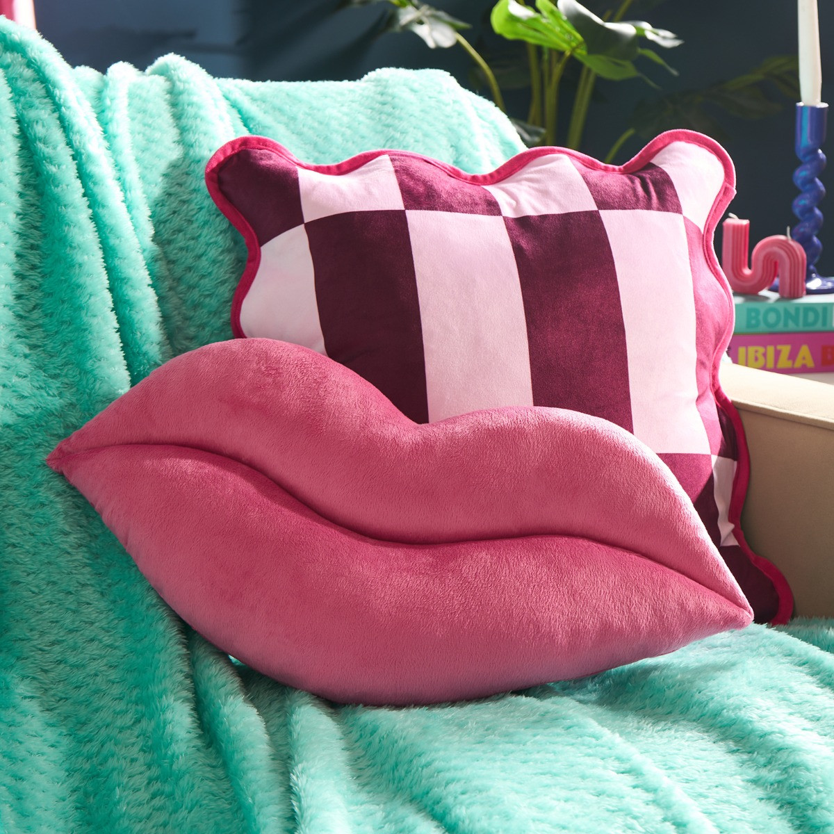OHS Lips Shaped Cushion - Pink>