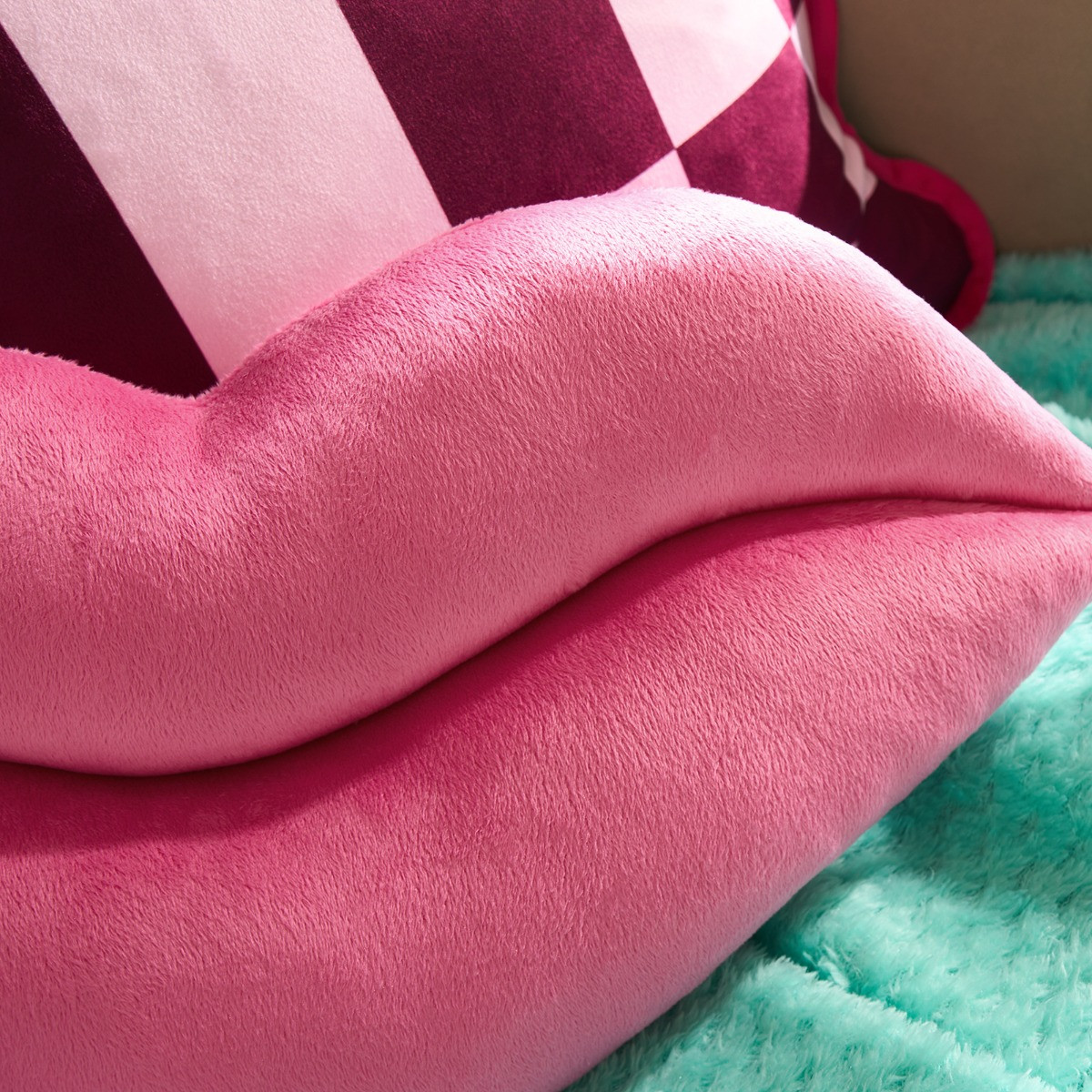 OHS Lips Shaped Cushion - Pink>