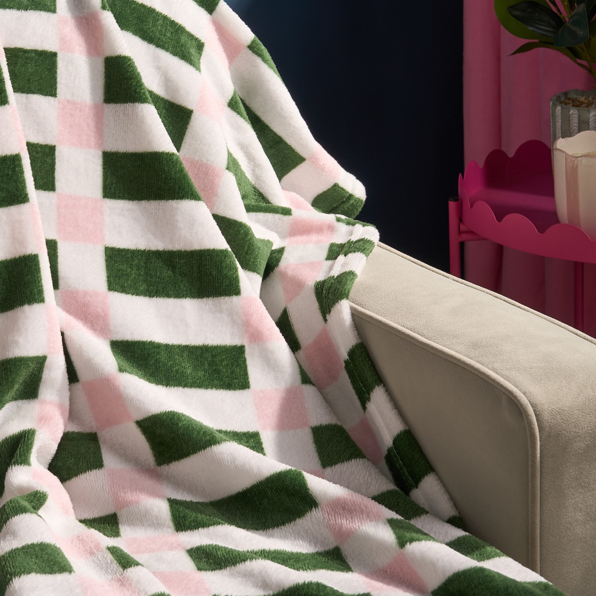 OHS Geometric Print Ultra Soft Throw - Green/Pink>