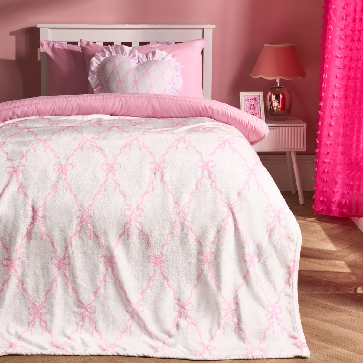 OHS Bow Print Ultra Soft Throw - White/Pink>