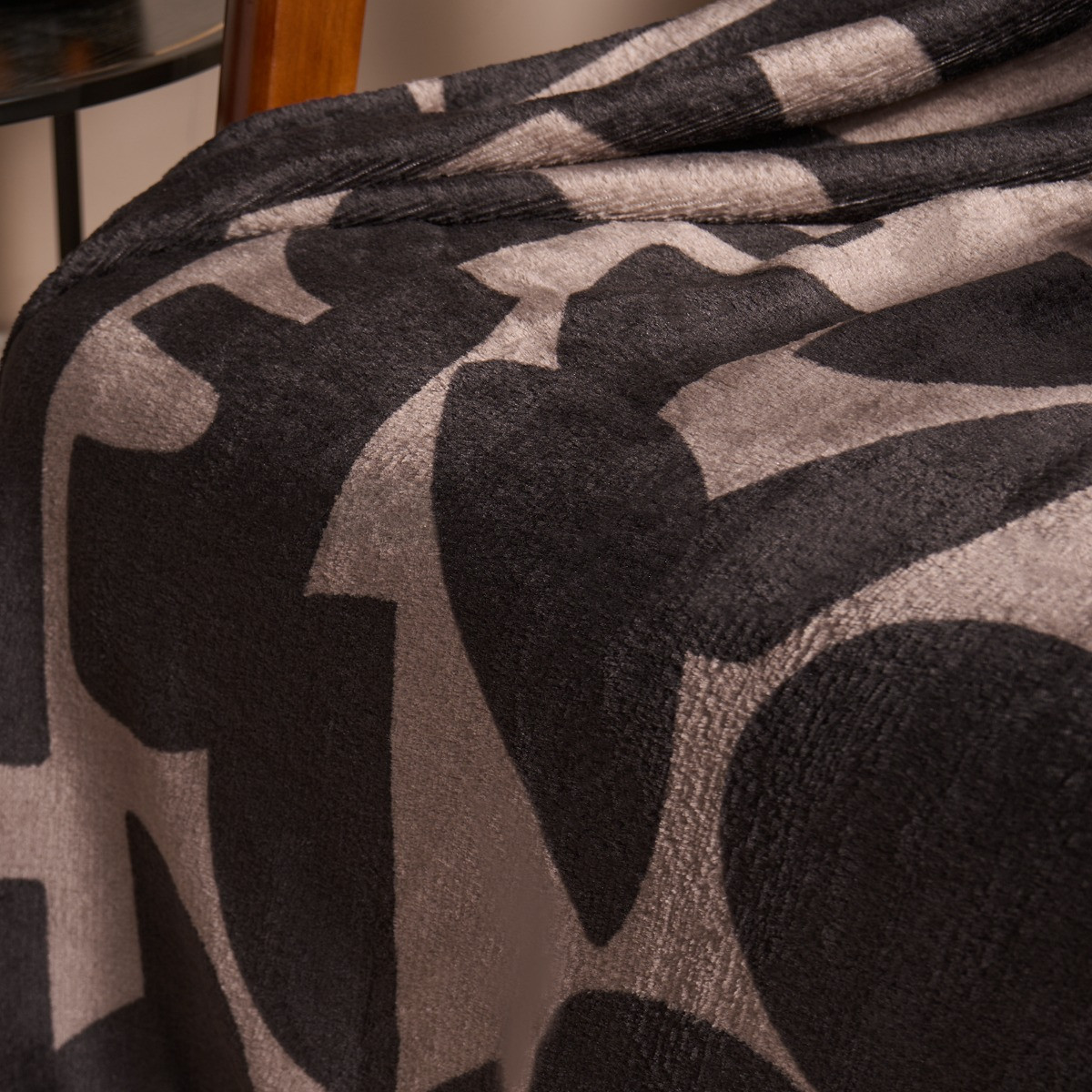 OHS Abstract Print Ultra Soft Throw - Brown>