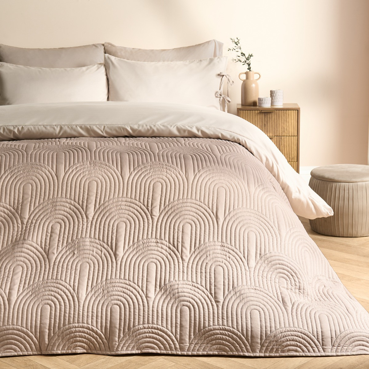 OHS Arches Quilted Throw - Natural>