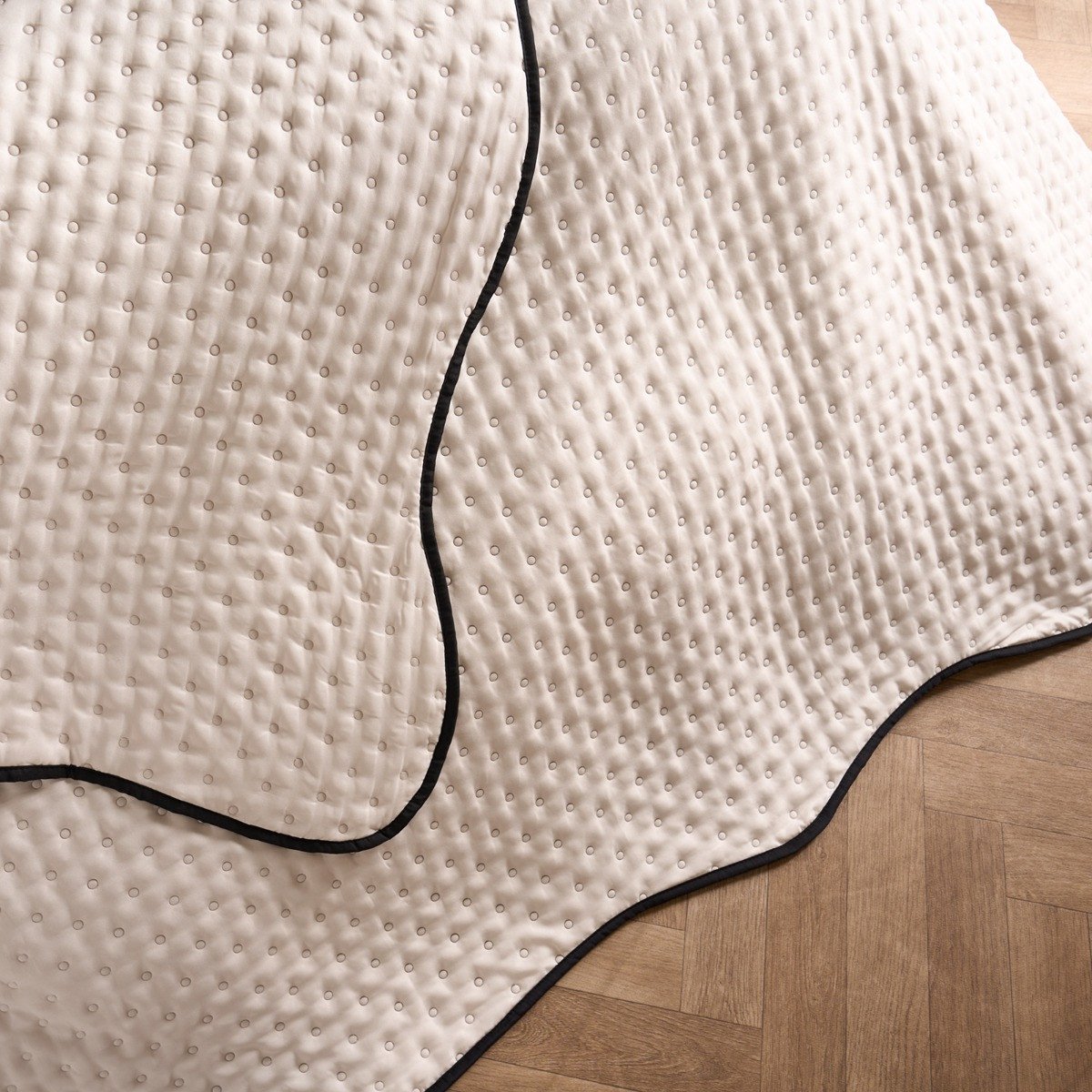 OHS Scallop Edge Quilted Throw - Cream/Black>