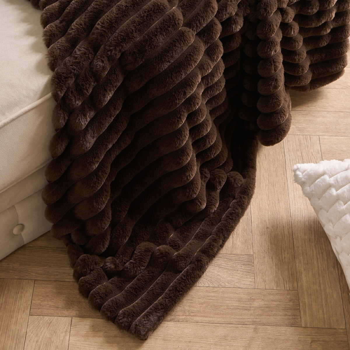 OHS Faux Fur Thick Ribbed Throw - Chocolate>