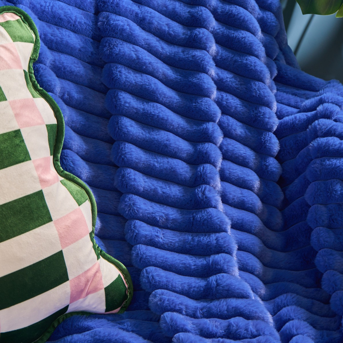 OHS Faux Fur Thick Ribbed Throw - Cobalt Blue>