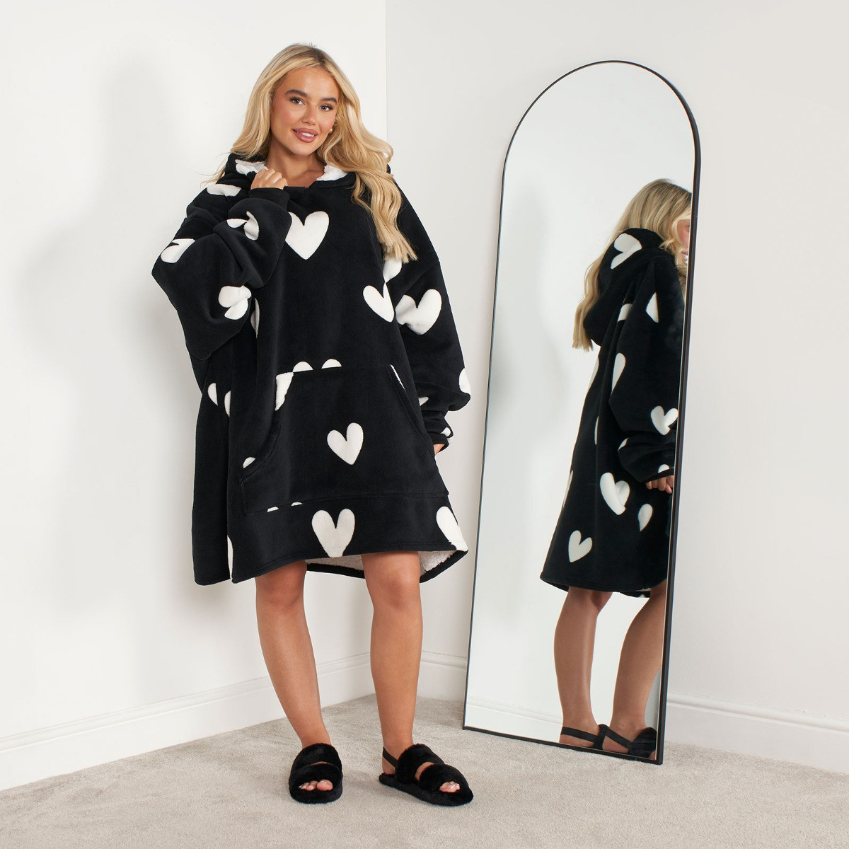 OHS Heart Print Hoodie Blanket - Black>