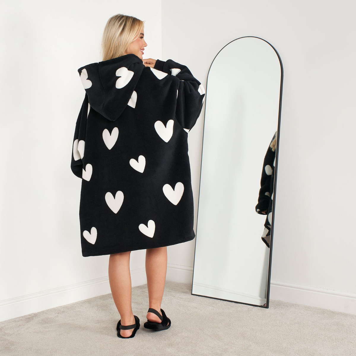 OHS Heart Print Hoodie Blanket - Black>