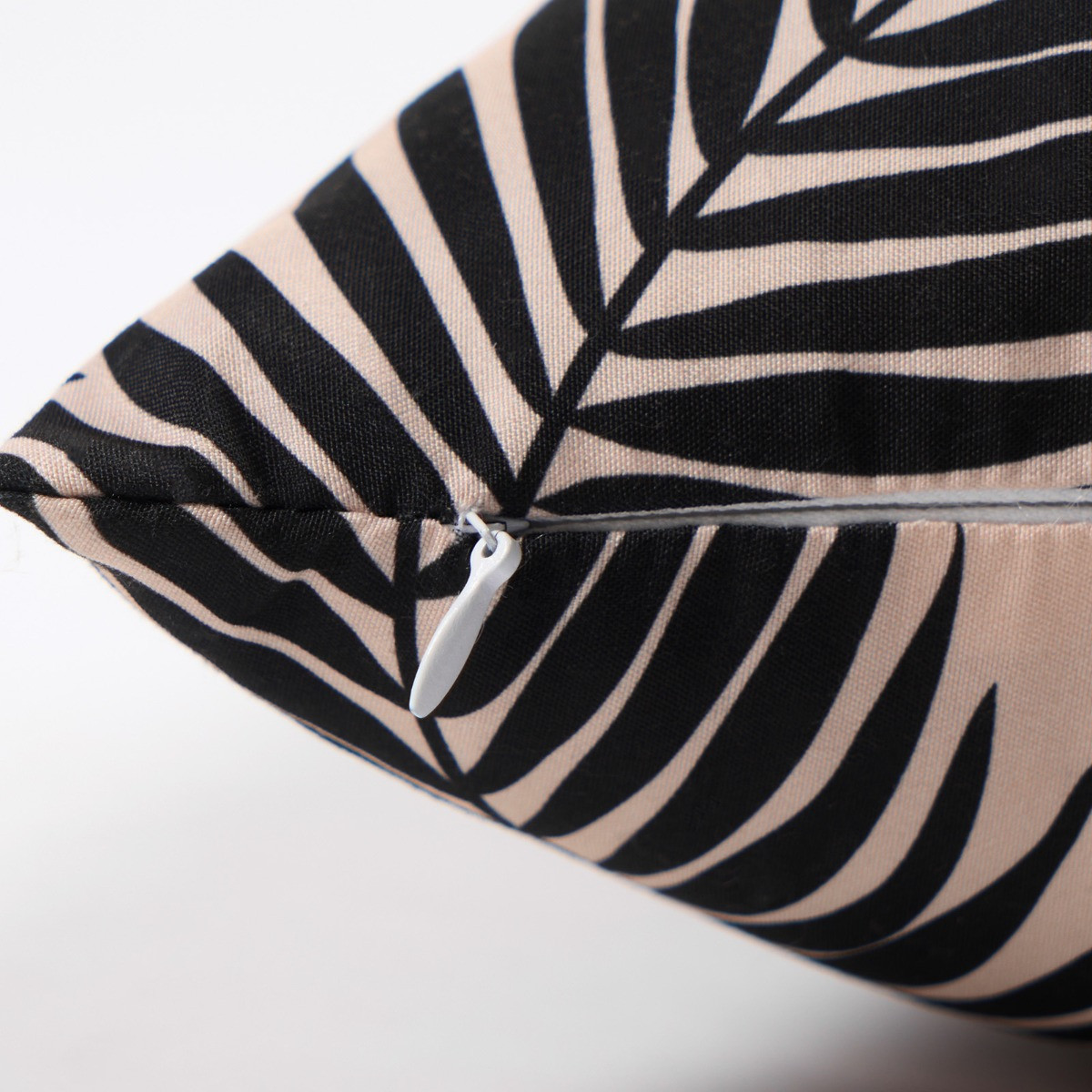 OHS Indoor/Outdoor Palm Leaf Print Cushion Covers with Cushion Pads - Monochrome>