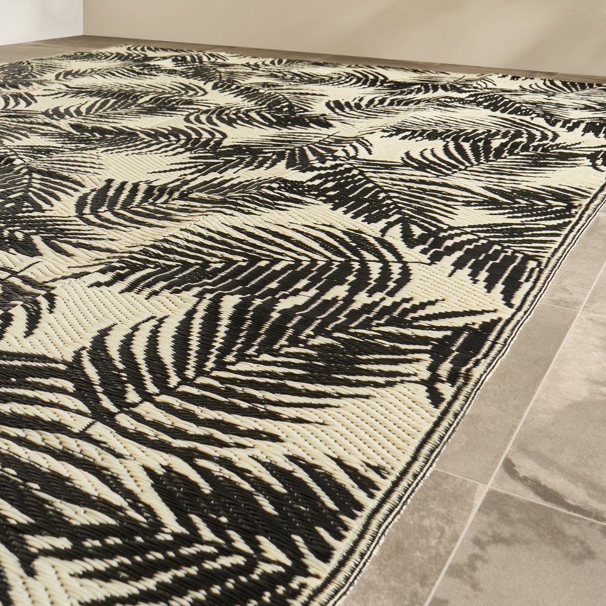 OHS Outdoor Palm Leaf Print Rug - Monochrome>