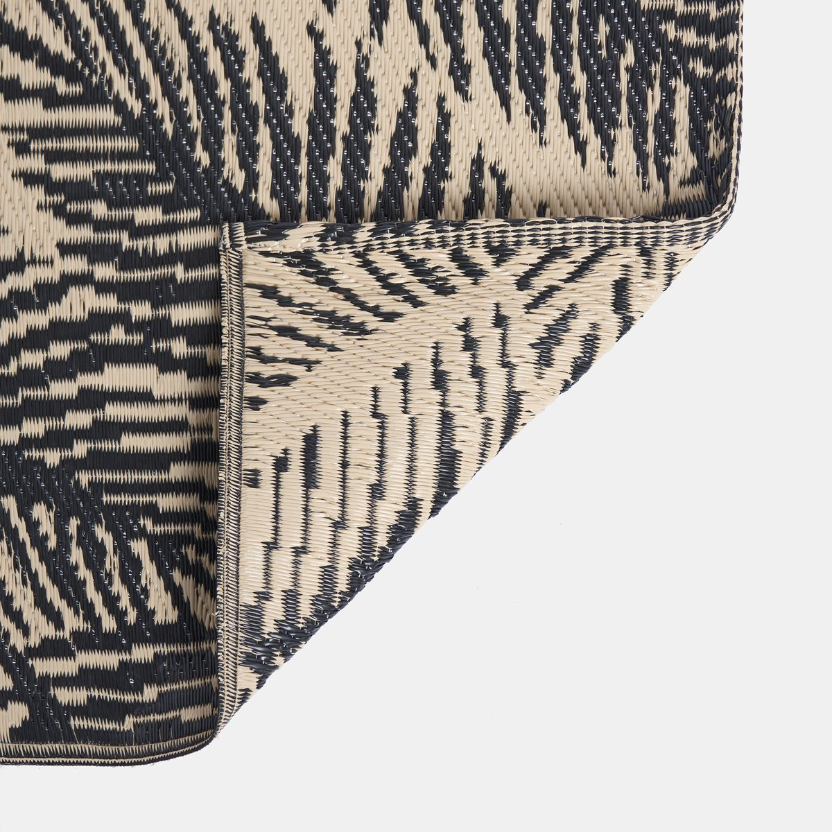 OHS Outdoor Palm Leaf Print Rug - Monochrome>
