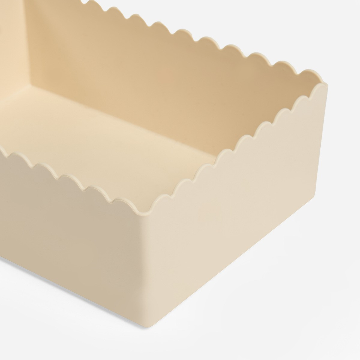 OHS Scalloped Plastic Tub - Cream>