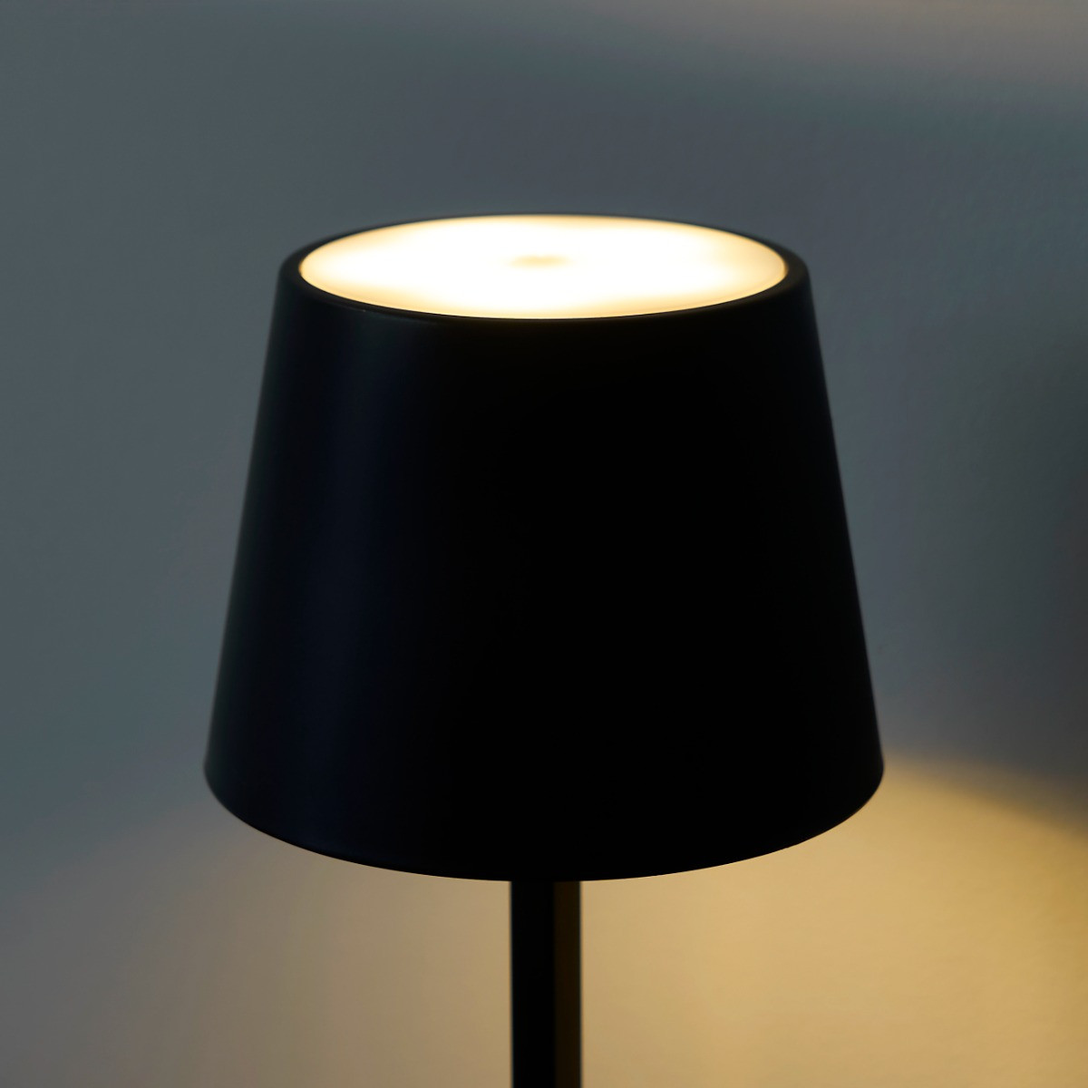OHS Battery Operated Lamp - Black>