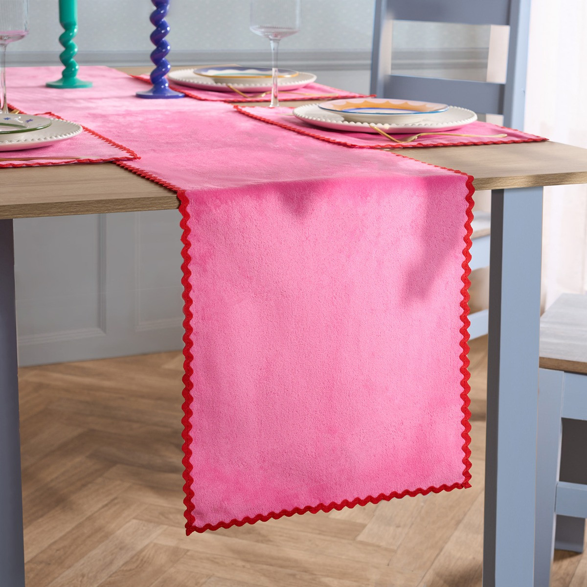 OHS Scallop Table Runner - Pink/Red>