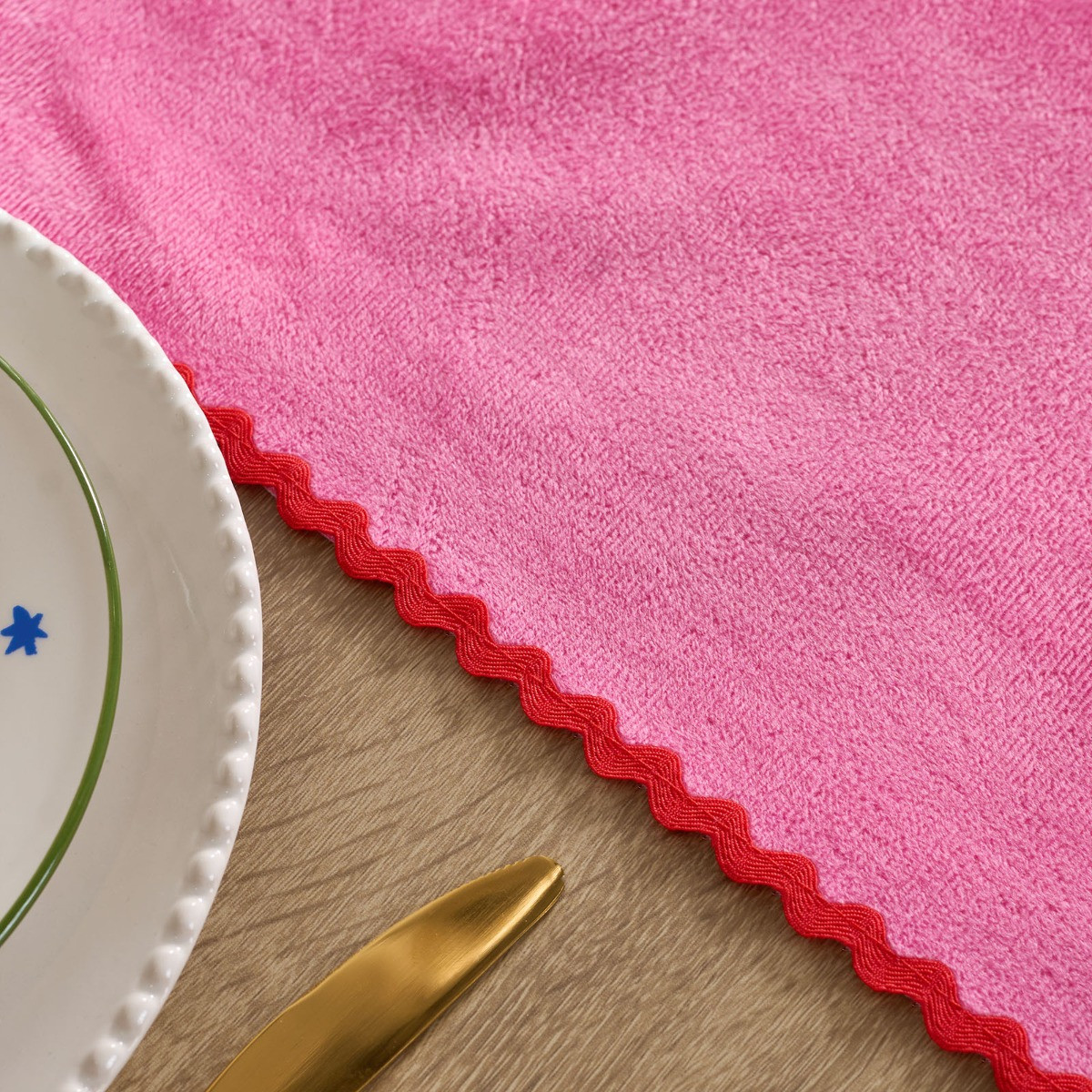 OHS Scallop Table Runner - Pink/Red>