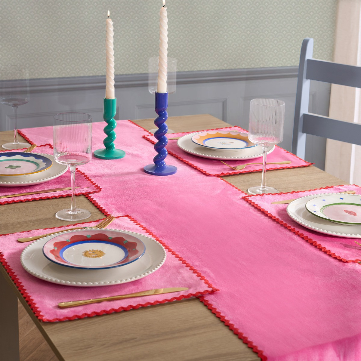OHS Scallop Placemats, Pink/Red - 4 Pack>