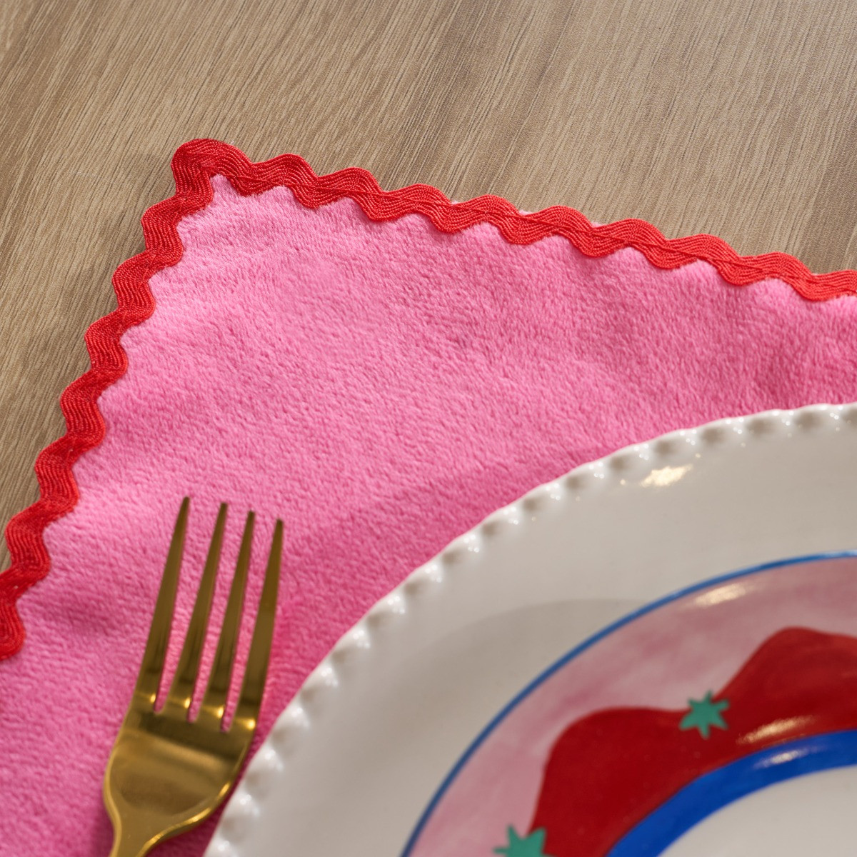 OHS Scallop Placemats, Pink/Red - 4 Pack>