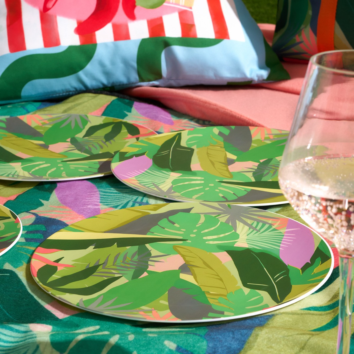 OHS Palm Print Picnic Plates, Green - 4 Pack>