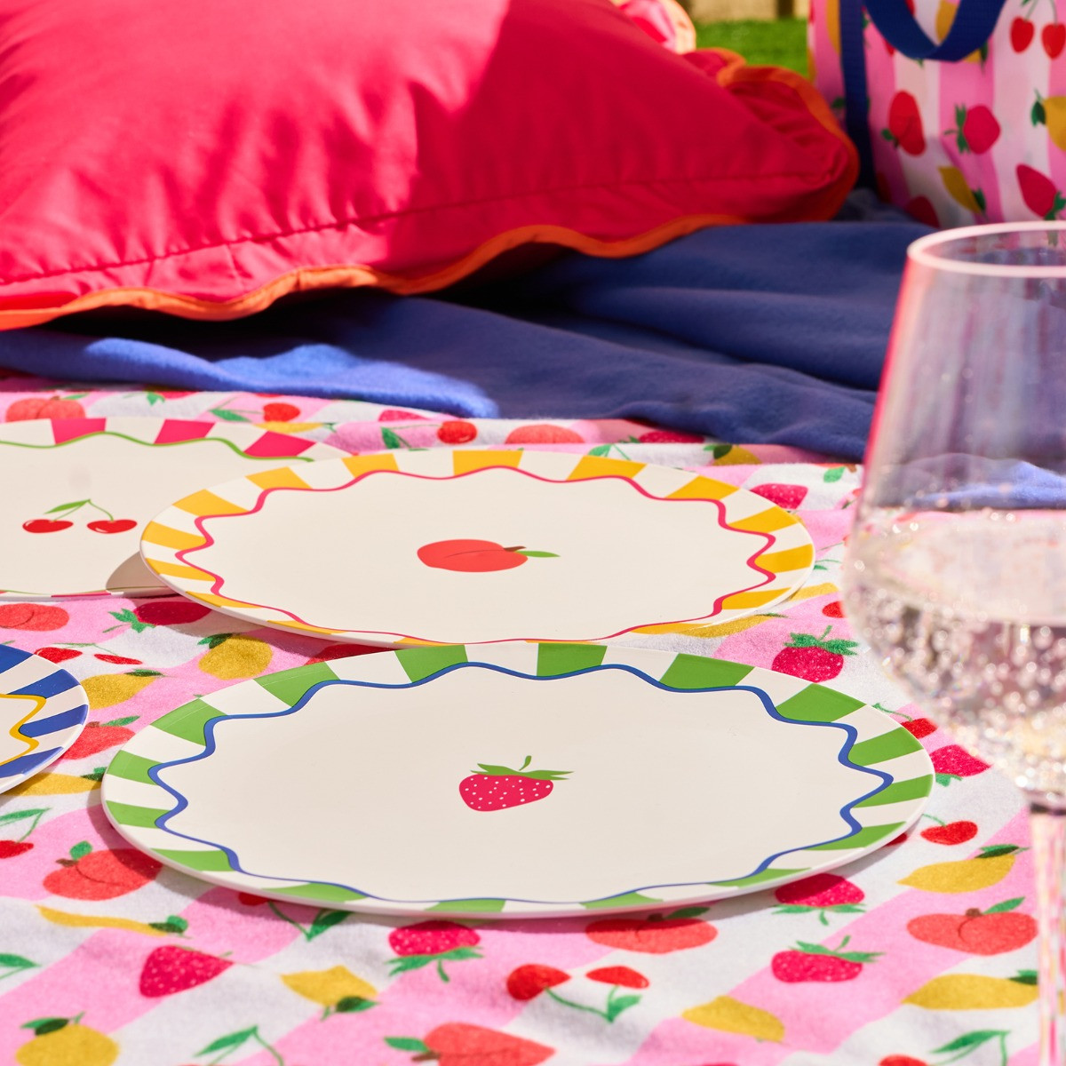 OHS Fruit Print Picnic Plates, Pink - 4 Pack>