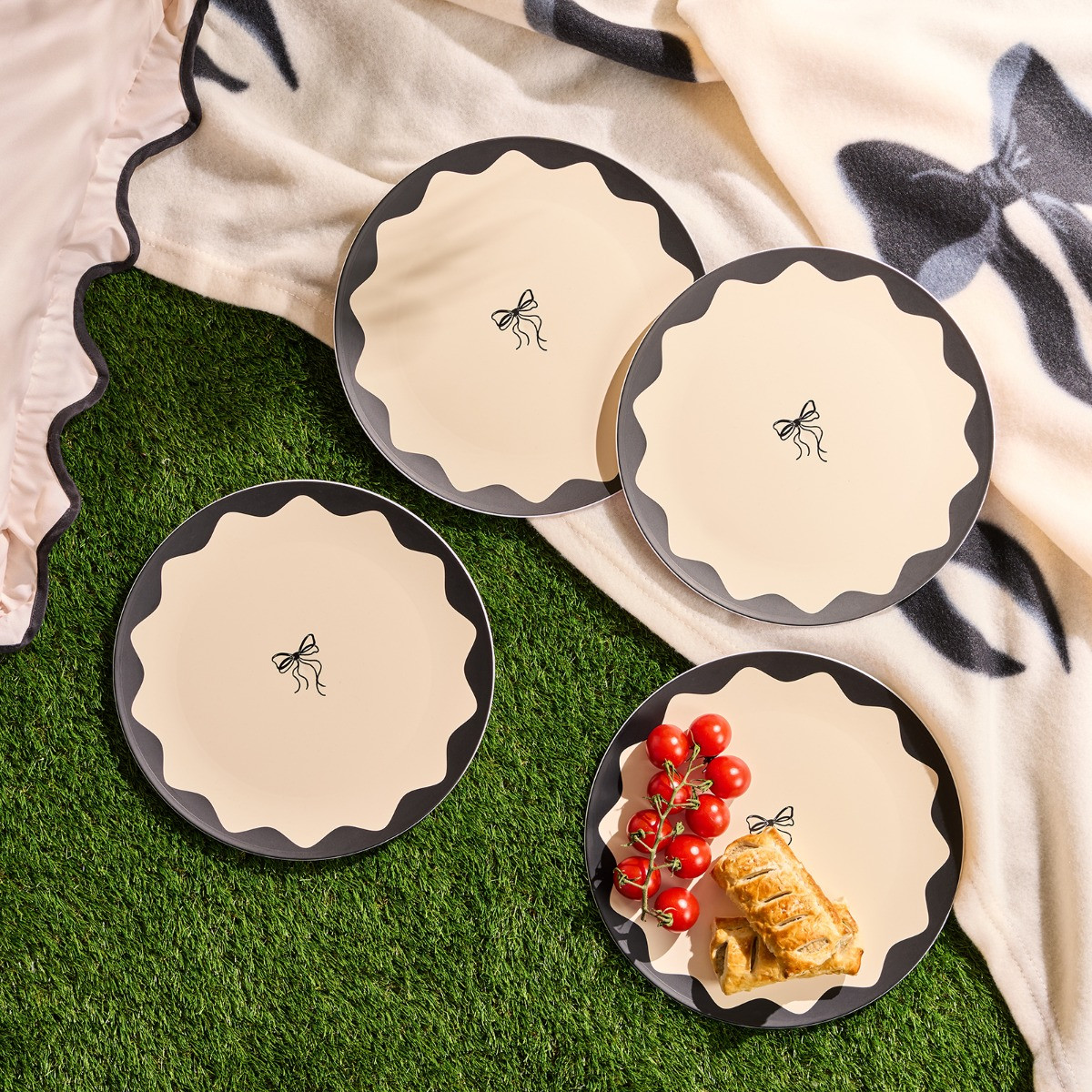 OHS Bow Print Picnic Plates, Monochrome - 4 Pack>